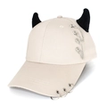 Dettaglio cappello beige con corna nere, catene e anelli metallici sulla visiera - Catena Beige