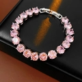 Vue macro d'un bracelet tennis en zircons roses sur une boîte en cuir noir - Rose