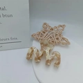 Pince à cheveux élégante en acétate marbré ambre avec design ondulé sur plateau blanc - Beige 6cm