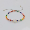 Mehrlagiges buntes Perlenarmband-Set mit Naturperle und lächelndem Gesichts-Anhänger - Regenbogen Perlen Stil (ZZS220009A)