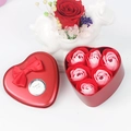 Rote herzförmige Geschenkbox mit sechs rosa-weißen Seifenrosen und Sweet Love Aufkleber - 6 Stück / Rot Mischung