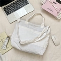 Vista superior de bolso tote de pana blanca con correas dobles en ambiente de oficina - Blanco