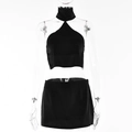 Conjunto sexy de top corto tipo halter y minifalda negra para mujer en un maniquí - M / Negro