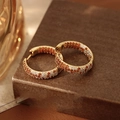 Retro-Ohrringe mit 18 Karat Vergoldung und orangefarbenen sowie weißen Zirkonia - Huggie-Gold-Orange