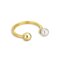 Elegante anello aperto dorato con una sfera d'oro lucida e una perla bianca su sfondo bianco - Perla a Sfera Aperta Dorata