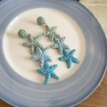 Detalle de pendientes de estrella de mar en rafia tejida con degradado de azul - Azul