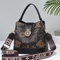 Borsa a secchiello monogramma marrone scuro con tracolla larga e fibbia a corona - Grandi Lettere Caffè