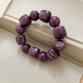 Vue détaillée des perles en acrylique marbré violet de formes carrées et rondes - Violet