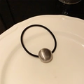Elastico per capelli nero minimalista con perla in metallo argento spazzolato - Sfera Ovale d'Argento
