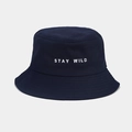 Détail de la broderie Stay Wild blanche sur un chapeau bob en toile bleu foncé - M (56-58cm) / Bleu marine