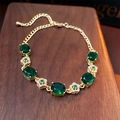 Makro-Detail des Goldarmbands mit ovalen smaragdgrünen Steinen und kleinen Diamantakzenten - Blumen- und Oval-Design (13#) / Gold-Grün