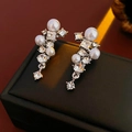 Dettaglio di orecchini a goccia argento con perle bianche e foglie di cristallo - Orecchini Pendenti in Perle e Zirconia Argento