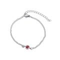 Dettaglio del bracciale a catena in acciaio argentato con pietra portafortuna rossa tonda - Verde Scuro