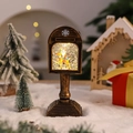 Detail van verlichte kerstwaterbol in brievenbusvorm met kerstman en glinsterend licht - Kerstman / Geborsteld Goud Kerstman