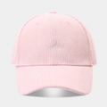 Primer plano de gorra de pana rosa con bordado blanco del logotipo cursivo Fierce - Ajustable / Rosa