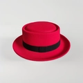 Levendige rode wollen boaterhoed met klassiek zwart lint voor herfst en winter - 57cm / Rood