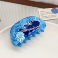 Pince à cheveux élégante en acétate bleu marbré avec détail floral sur assiette blanche - 8.8cm / Marguerite Bleue
