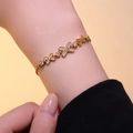 Elegantes vergoldetes Damenarmband mit Zirkonia-Kreuzen und Kreisen am Handgelenk - Gold Eleganter Stil (S1116)