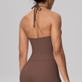 Detailansicht des kaffeebraunen Yoga-Sets mit Neckholder-Design und High-Waist-Leggings - S / Kastanienbraun