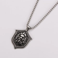 Detalle de colgante de escudo con cabeza de león en acero inoxidable plateado con cadena - Con cadena 3mm*60cm / Plata antigua