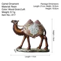 Moderne Kamel-Figur aus Harz mit Holzmaserung und silbernen Schnitzereien verziert - Linke Position (24362) / Holzmaserung