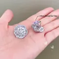 Detail van zilveren camelia clip-on oorbel met sprankelende zirkonia en zachte siliconen - Clip-oorbellen / Wit