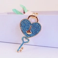Portachiavi a lucchetto a cuore con strass blu e finitura in metallo dorato per borse - Blu