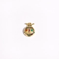 Détail macro du pendentif coccinelle dorée orné de pierres de zircone multicolores - Doré