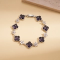 Détails des pierres violettes en trèfle et fleurs blanches sur bracelet argenté - Bracelet-Violet