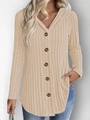 Dettaglio di felpa con cappuccio a costine albicocca con bottoni in legno marrone sul davanti - Taglia S / Top (TS25110) / Kaki