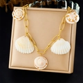 Collar de acero inoxidable dorado con colgantes de concha y perla sobre joyero - Estilo de Colgante de Concha Dorada (N3659)
