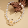 Élégant collier de perles multicouche avec pendentif fleur jaune et cristaux - Style à Une Seule Couche de Grosses Perles Blanches (47.5cm)