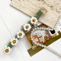 Handmade crochet white daisy keychain with green leaves and a golden metal clip - Classic Daisy