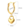 Orecchini a cuore in acciaio inossidabile dorato con misure su sfondo bianco - Orecchini a cerchio tondi dorati con cuoricino (MS-660) / Oro