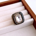 Makroansicht des rauchgrauen Harzrings mit rechteckigem Strassstein und Diamant-Halo - Schwarz - Transparent