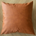 Moderner quadratischer brauner PU-Leder Kissenbezug auf minimalistischem Holzboden - 45x45 cm / Vollständiges PU-Leder