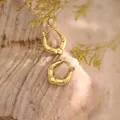 Exquisitos pendientes de aro en acero inoxidable chapado en oro 18K con textura de bambú - Aro de bambú minimalista (EH280)