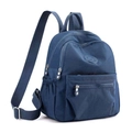 Zaino casual in nylon blu scuro da donna con tasche multiple con cerniera su sfondo bianco - Blu scuro