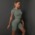 Ensemble de yoga sans couture vert sauge avec haut court et short taille haute - Gris Moyen