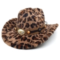 Détail du chapeau de cowboy léopard avec boucle tête de taureau et texture fausse fourrure - M (56-58cm) / Couronne Plate / Café Clair