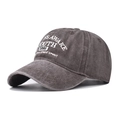 Détail de la broderie blanche sur casquette en coton délavé avec texte YOUTH et 1995 - Réglable / café