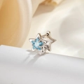 Pendientes de aro plateados con piedras de circonita en forma de estrella azul claro - Ear Cuff de Estrella Azul Claro (Pieza Única)