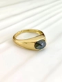 Makro-Detail von verstellbarem Goldring mit ovalem grauem Mondstein auf weißem Grund - Einstellbar Offen / Gold