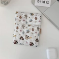 Gesteppte weiße Tasche mit Bärenmuster, Knopfverschluss und ästhetischem Schreibtisch-Setup - Cartoon Hund