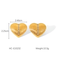 Primer plano de pendientes de corazón en oro 18k con pedrería vertical sobre fondo blanco - Estilo de Corazón Dorado (HC-E10232)