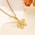 Détail macro d'un collier pendentif fleur dorée avec cristaux sur soie douce - Collier Fleur à Cinq Pétales Doré avec Zircone (T024)