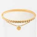Vista detallada de la pulsera dorada de doble capa con circonitas y colgante de corazón grabado - Colgante de Corazón / Dorado