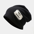 Dettaglio del berretto in maglia nera con toppa SEASON B EST e trama del tessuto - M(56-58cm) / Nero