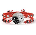 Vista de detalle de pulseras trenzadas rojas Tai Chi con dijes de dragón Yin Yang - Tótem de Dragón Rojo Par