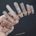 Dettaglio del filo d'oro intrecciato a mano su corona di cristalli di quarzo rosa e viola - Quarzo Fragola Filo Dorato Cerchietto Dorato